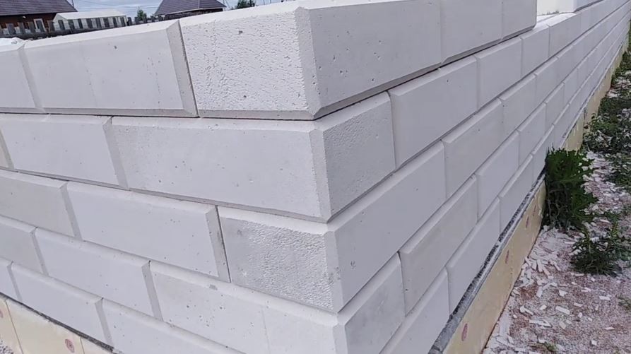 Блок бетон с фаской 390*190*182мм, семищелевой - фото - 1