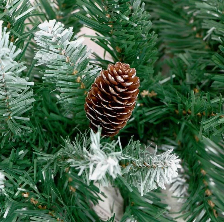 Гирлянда хвойная "Иней, шишки" 240 веток, 270 см